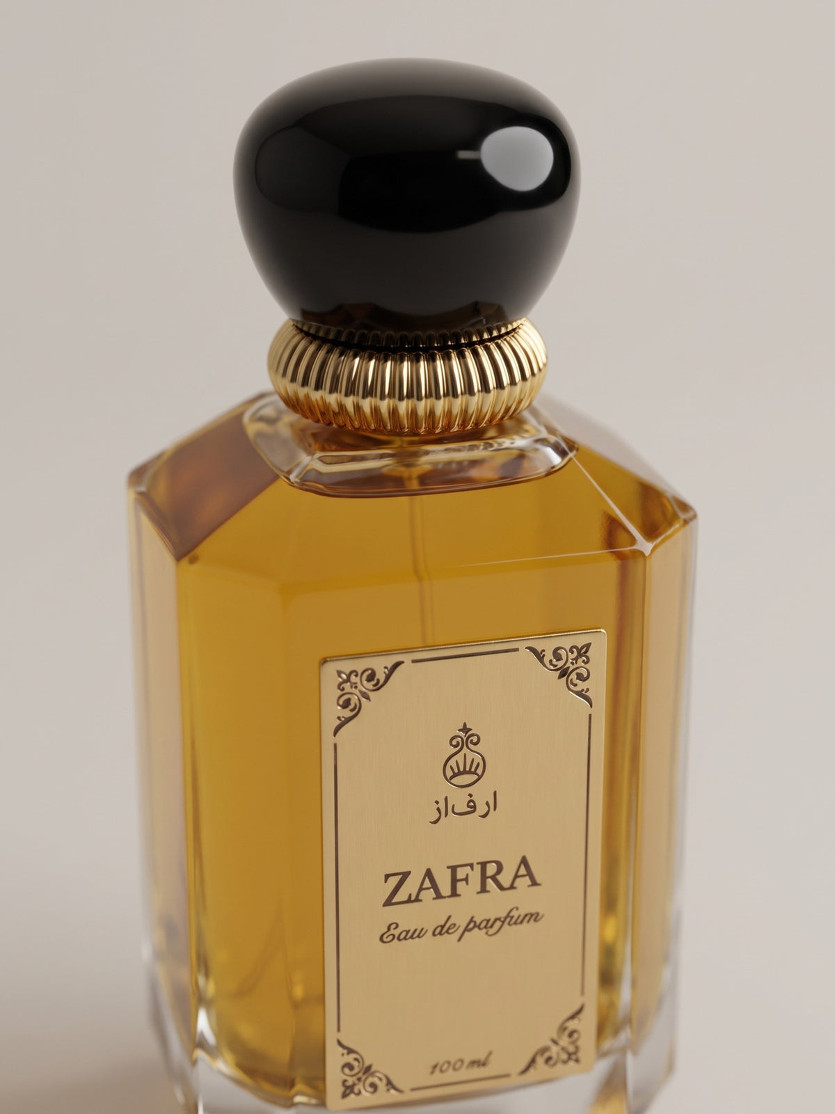 ZAFRA Eau de parfum 100 ml, sticlă transparentă — detaliu etichetă și capac