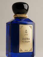 ZAFRA Eau de parfum 100 ml, sticlă albastră — detaliu etichetă și capac