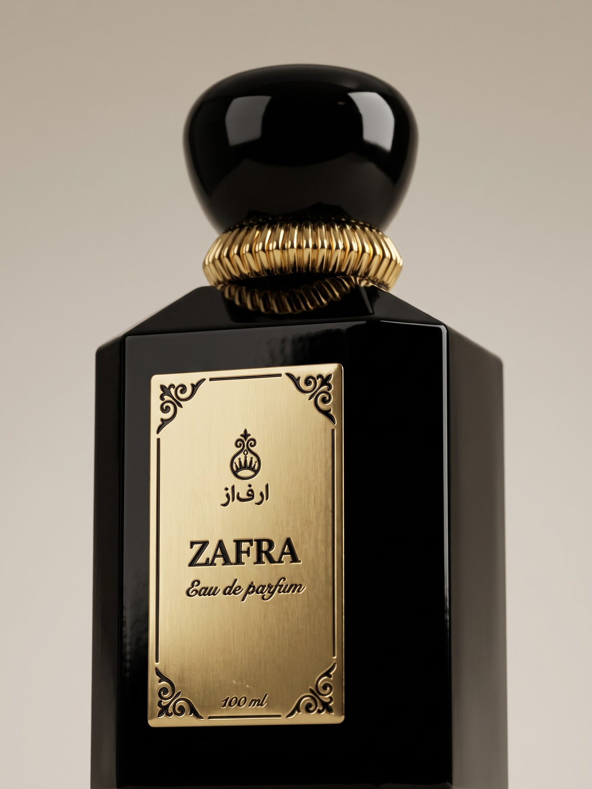 ZAFRA Eau de parfum 100 ml, sticlă neagră — detaliu etichetă și capac