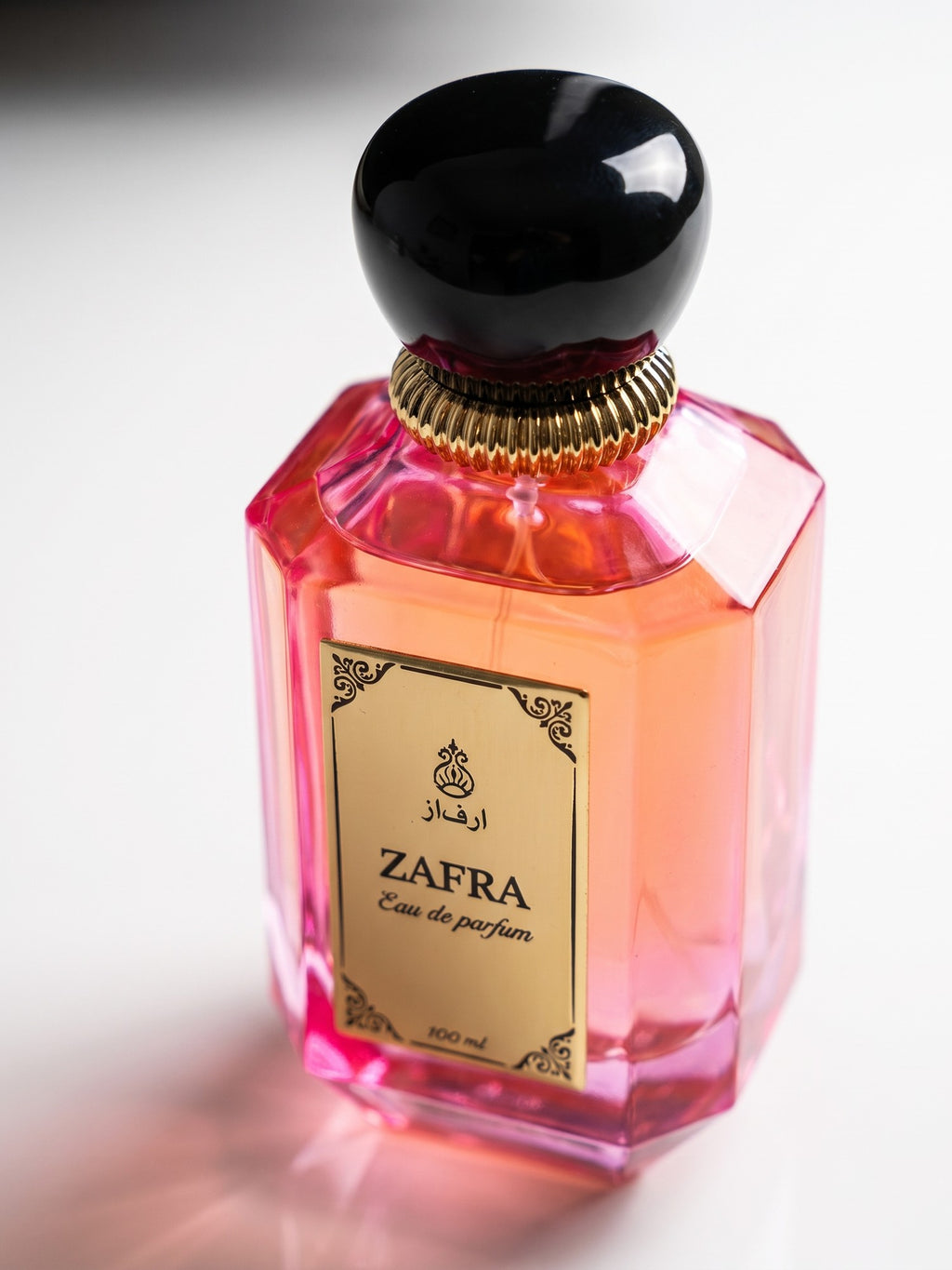 ZAFRA Eau de parfum 100 ml, sticlă roz / magenta — detaliu etichetă și capac