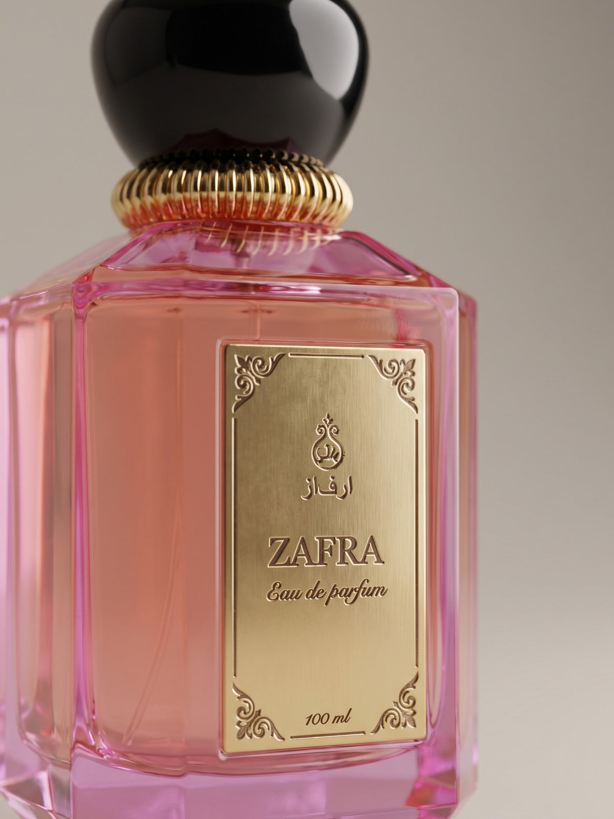 ZAFRA Eau de parfum 100 ml, sticlă roz / magenta — detaliu etichetă și capac