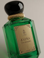 ZAFRA Eau de parfum 100 ml, sticlă verde — detaliu etichetă și capac