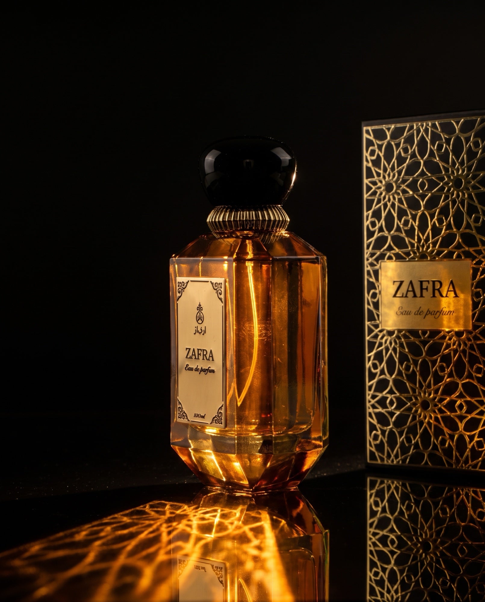 ZAFRA — sticlă ambră și cutia, lumină caustică pe negru